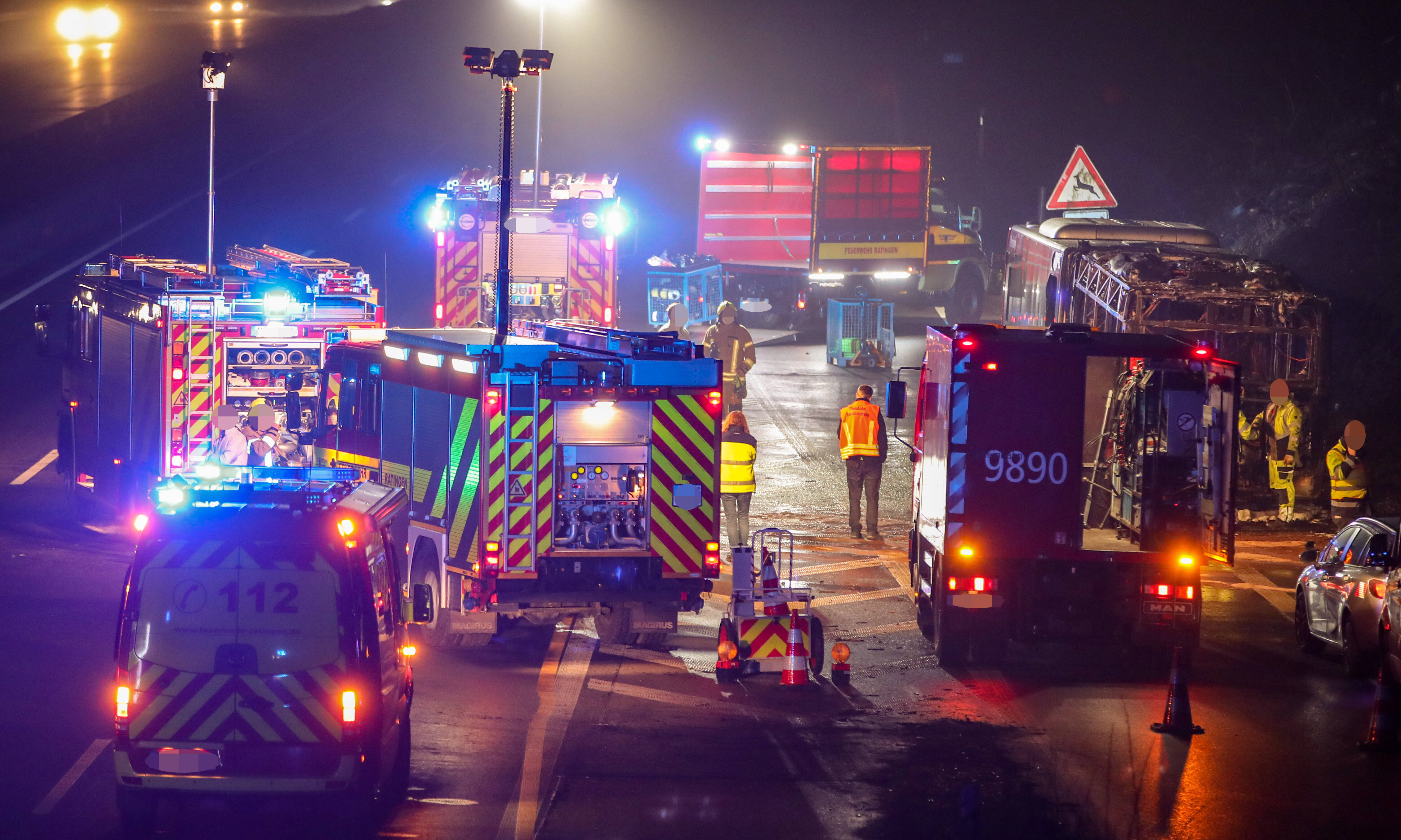 Vollsperrung! Geisterfahrer verursacht schlimmen Unfall - 2 Todesopfer auf der Autobahn!