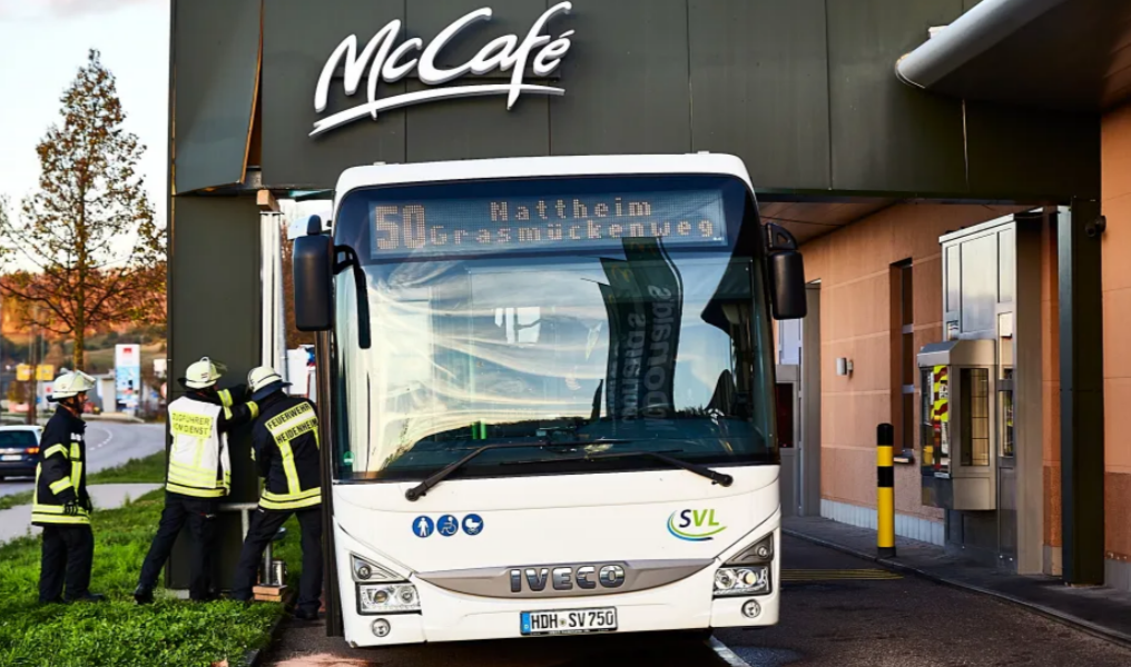 Bus bleibt im Drive-In stecken - Kurioser Unfall bringt Feuerwehr zum lachen!