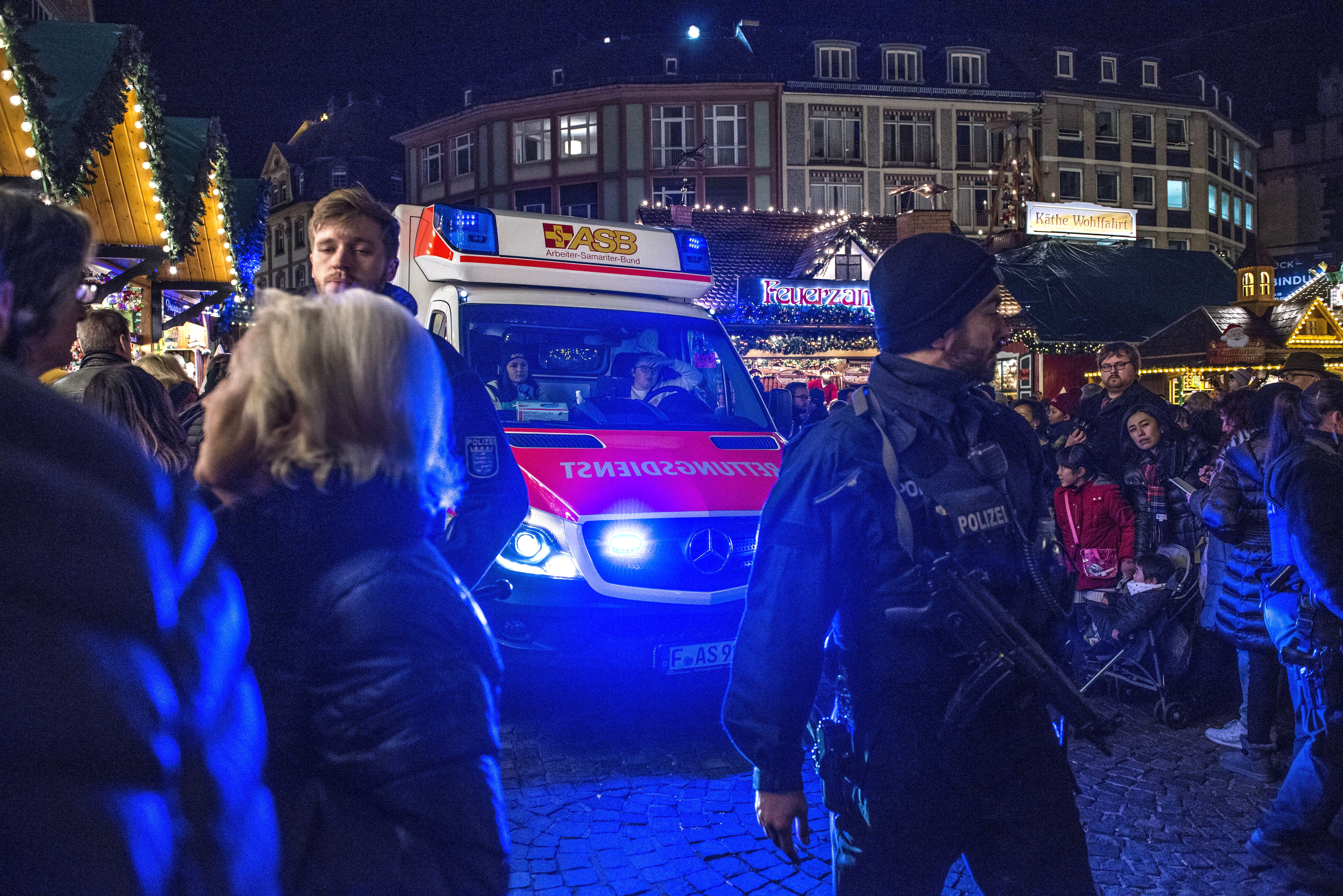 Auto rast in Weihnachtsmarkt in Düsseldorf - mehrere Schwerverletzte! Erinnerungen an Berlin werden wach!