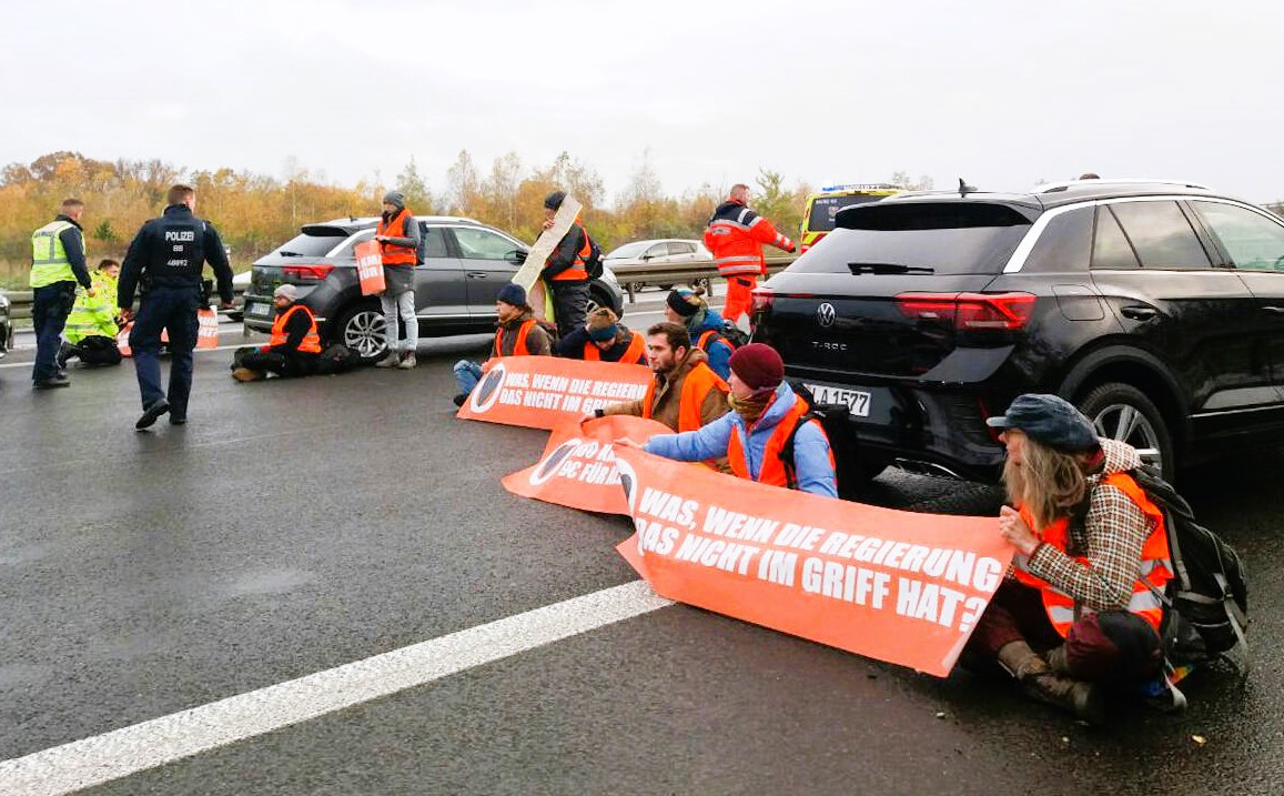 Klima-Aktivisten legen Autobahn lahm - Leichtsinnige Kletteraktion führt zu Vollsperrung!