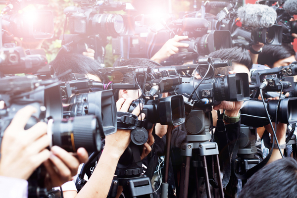 Tödlicher Unfall! Wagen klatscht gegen Baum, mehrere Verletzte, ein Toter!
