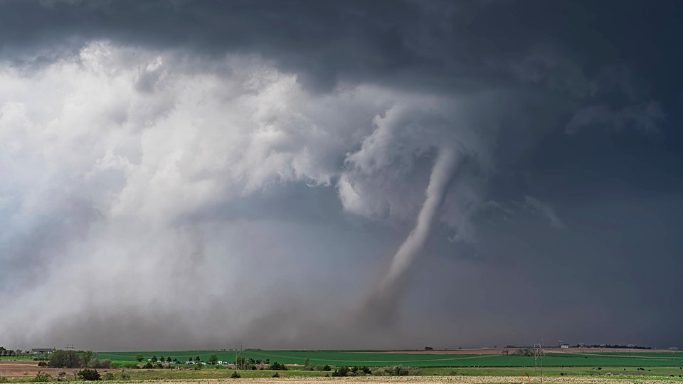 Amtliche Wetterwarnung! Tornados ab Freitag in Deutschland möglich! Gewitter und Kaltfront rollen auf uns zu!