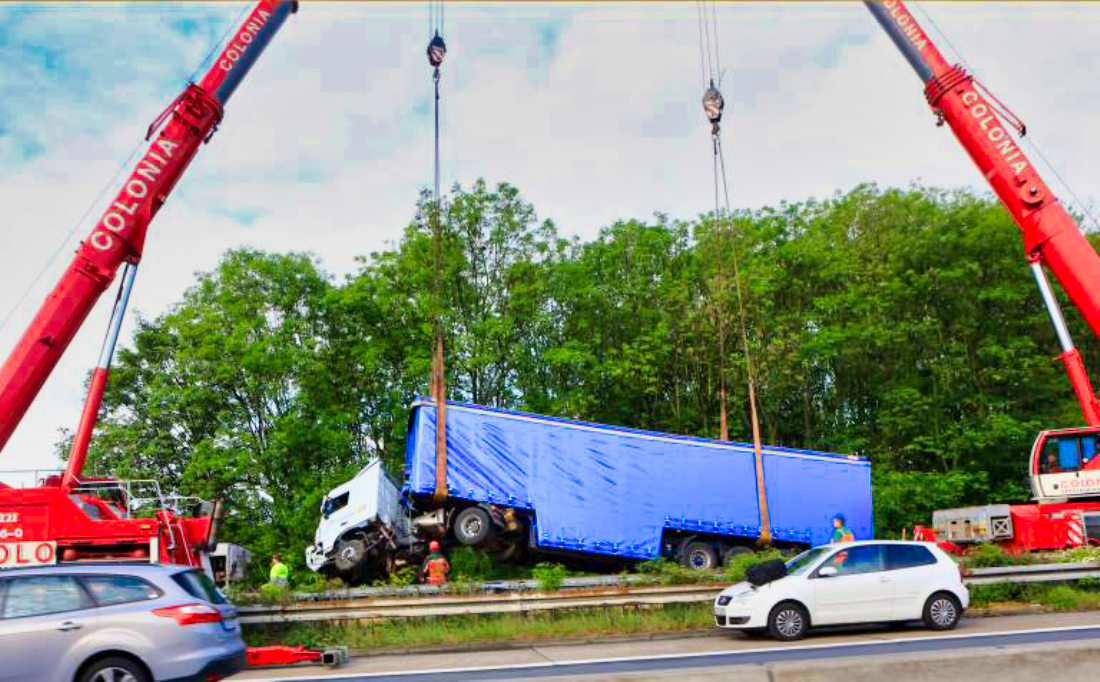 Vollsperrung! Tödlicher Unfall auf der Autobahn - Porsche rutscht unter Sattelzug - Fahrer hatte keine Chance!