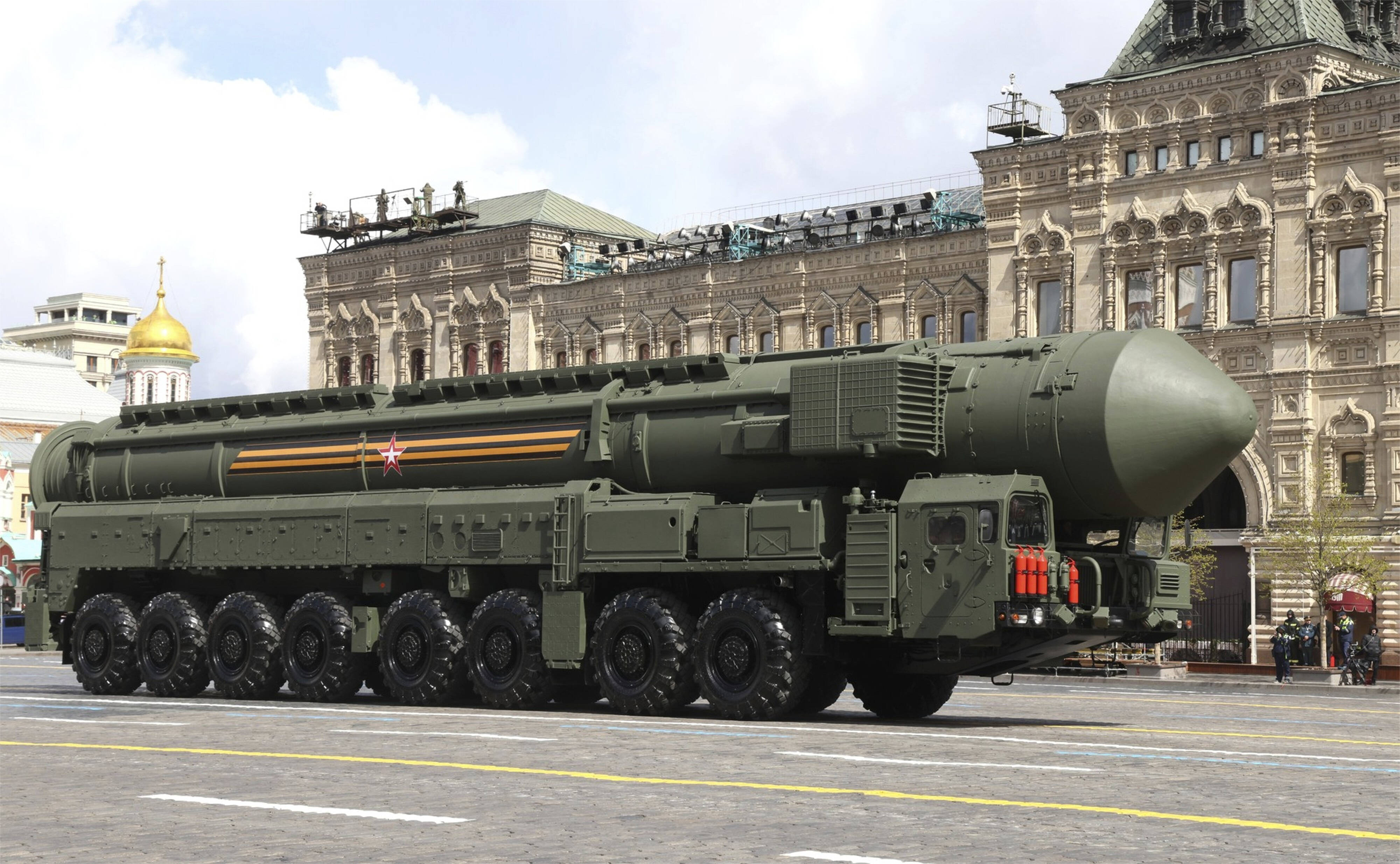 Putin tobt! Russischer Atomraketenwerfer verunglückt auf Weg zur Mai-Parade!