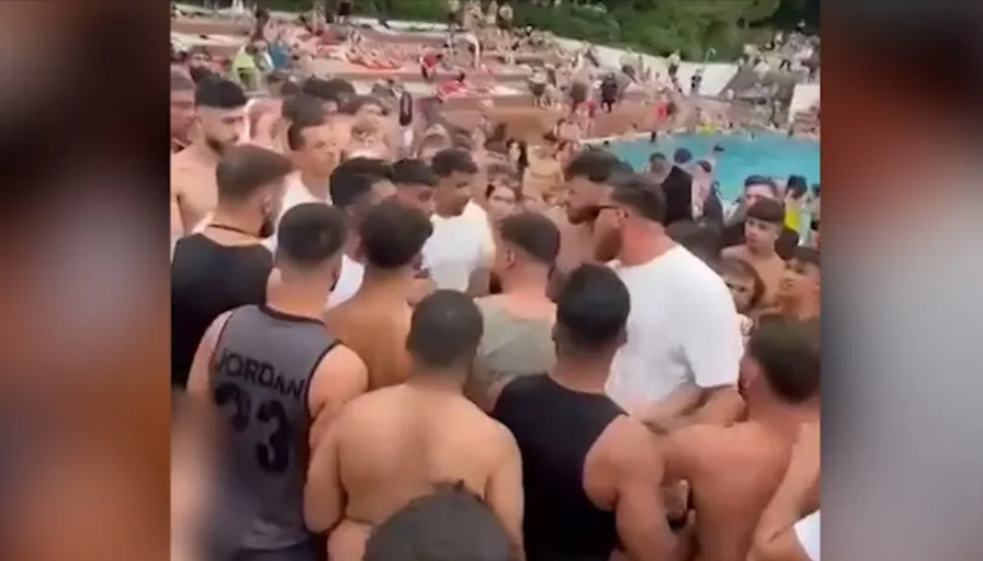 Massenschlägerei im Freibad! 20 jugendliche prügeln aufeinander ein - Security machtlos!