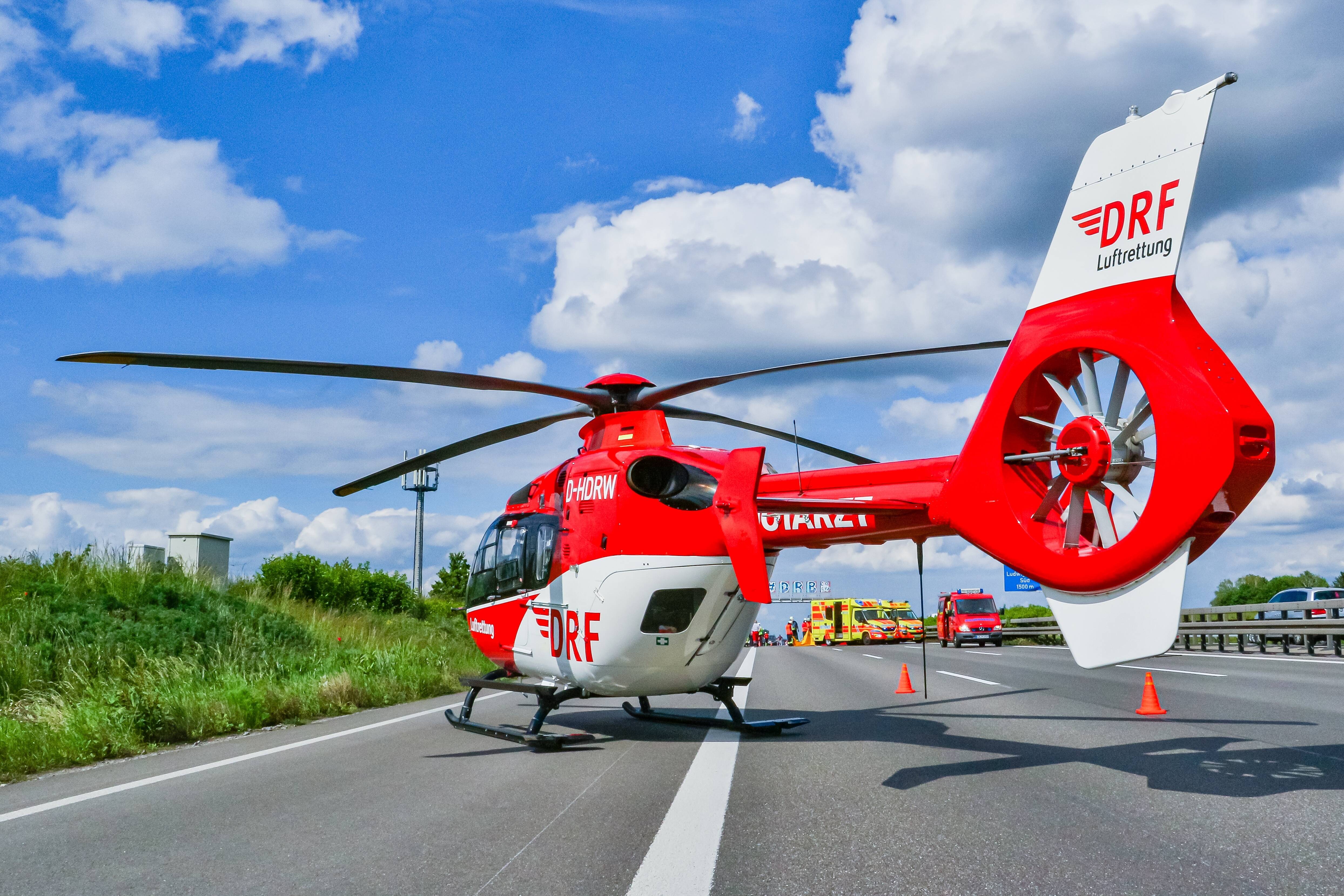 Schrecklicher Unfall - kleines Mädchen von PKW erfasst und schwer verletzt! Straßen gesperrt, Hubschrauber im Einsatz