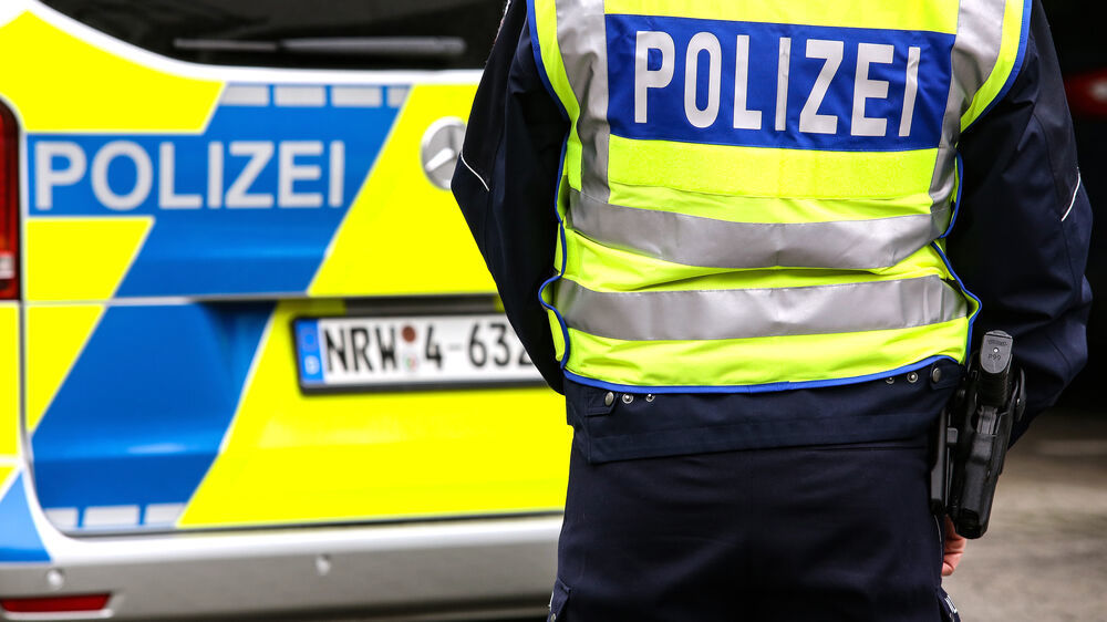 Passantin macht Horrorfund auf einem Feldweg - 2 Leichen und ein brennendes Fahrzeug gefunden