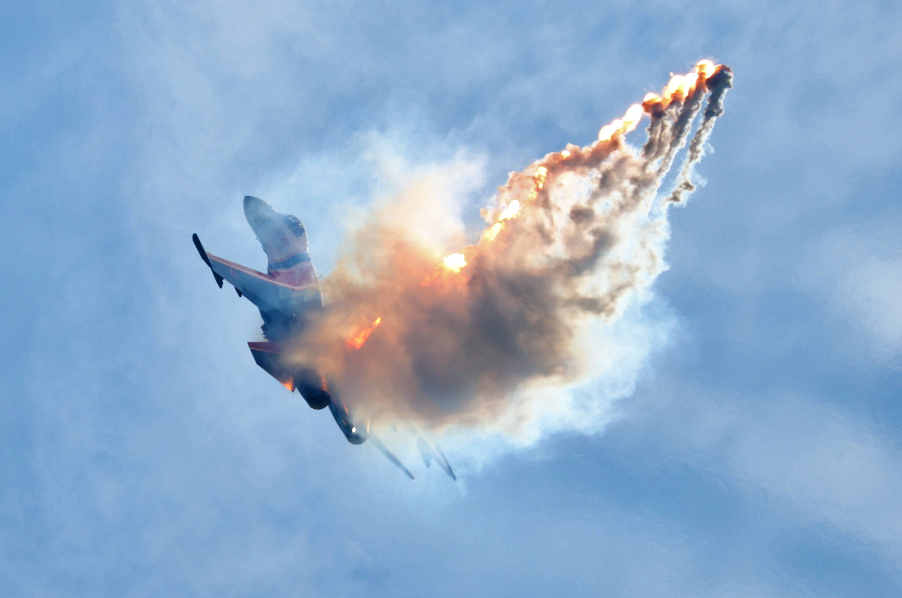 Zwei Kampfjets zusammengestoßen! Ukrainischer Top-Pilot tot! Crash von Militärflugzeugen über der Ukraine