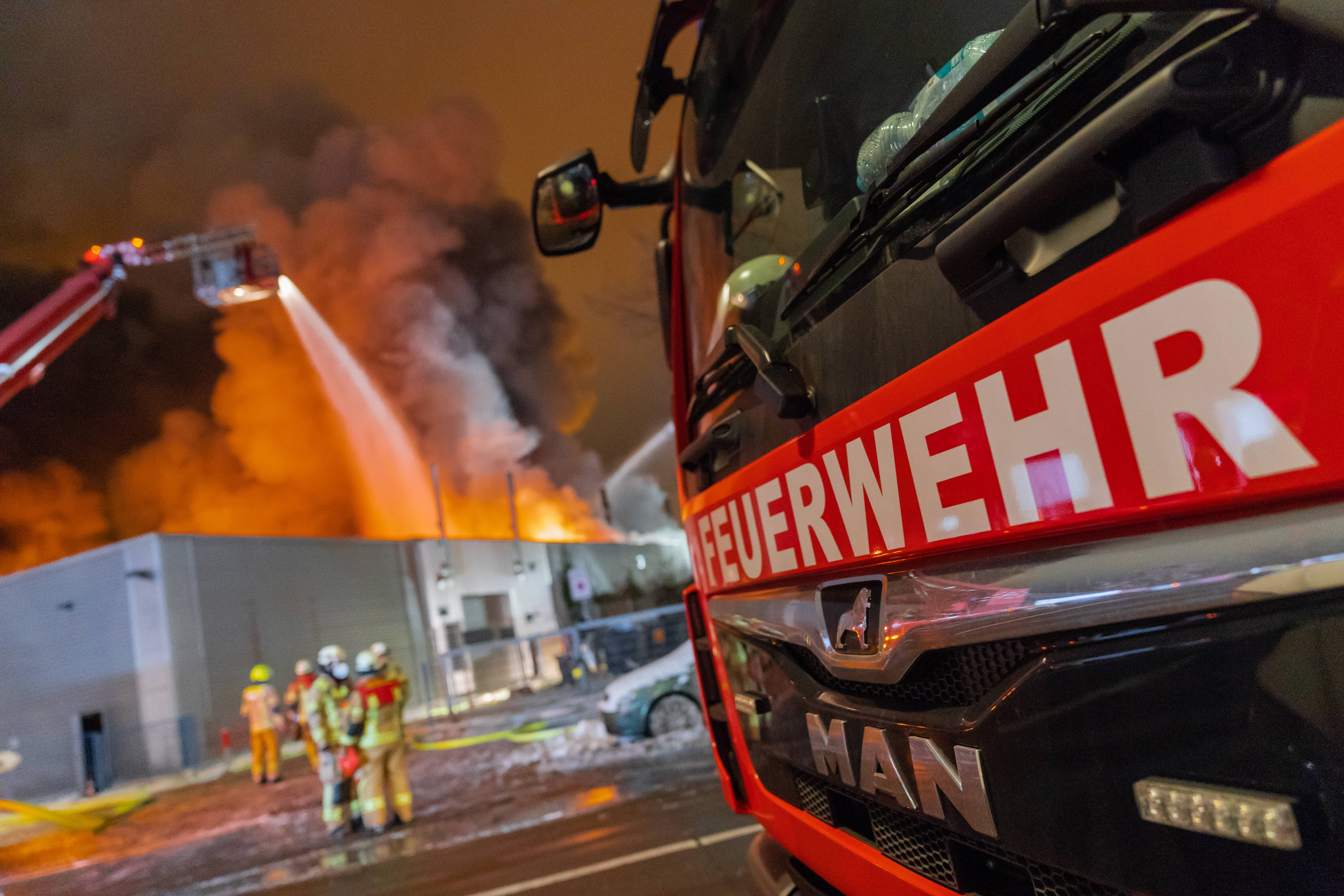 KATWARN! Großbrand - Feuerwehr warnt: "Schließen Sie Ihre Fenster" - Riesige Rauchwolke am Himmel! 