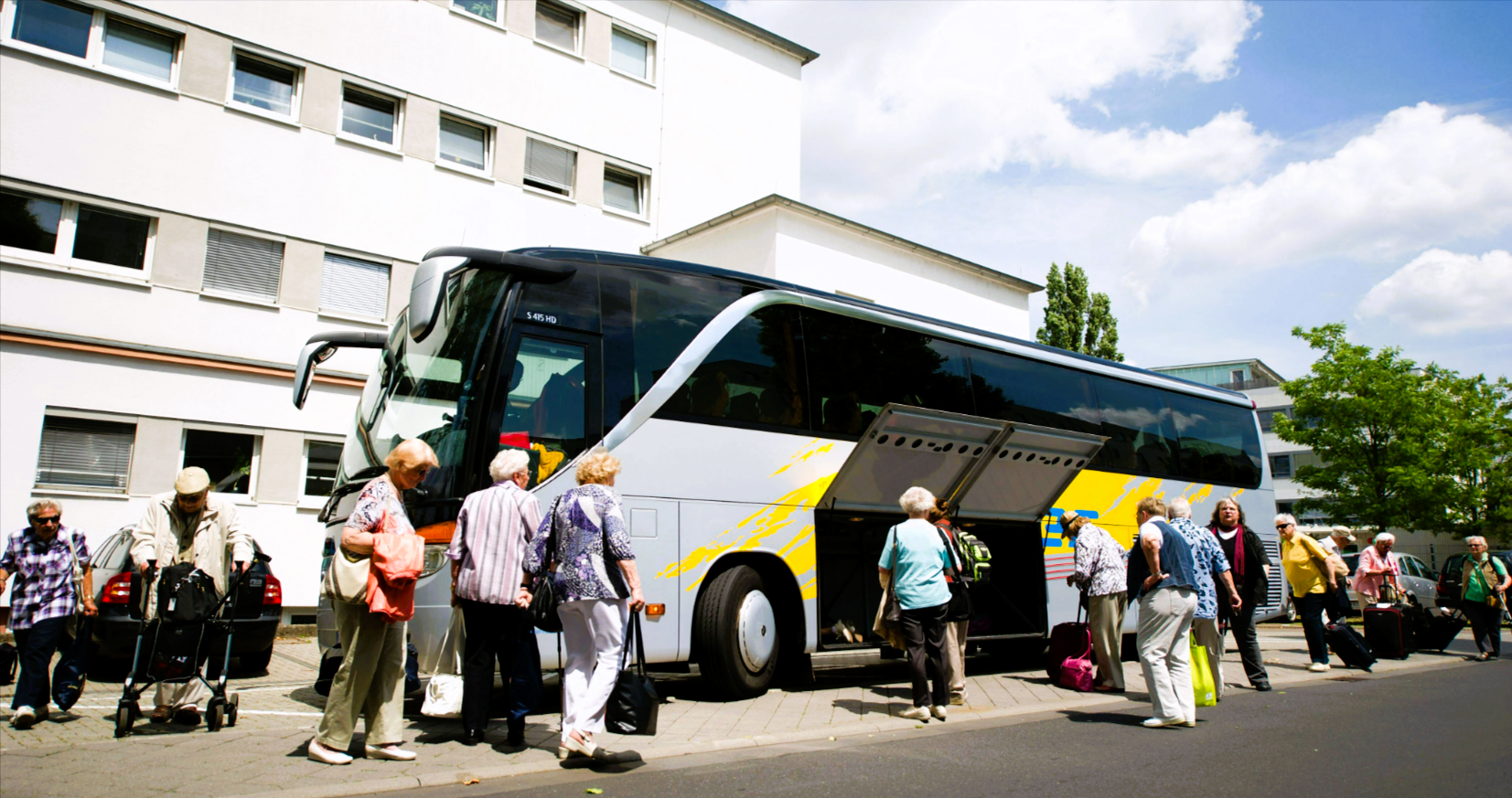 42 Rentner in alptraumhafter Busreise gefangen - Gefeuerter Fahrer fährt einfach davon!