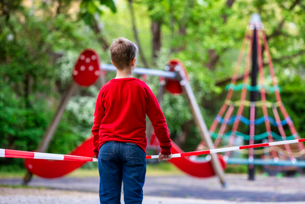 Kleines Mädchen in München vom Spielplatz entführt - Polizei leitet umgehend Fahndung ein!
