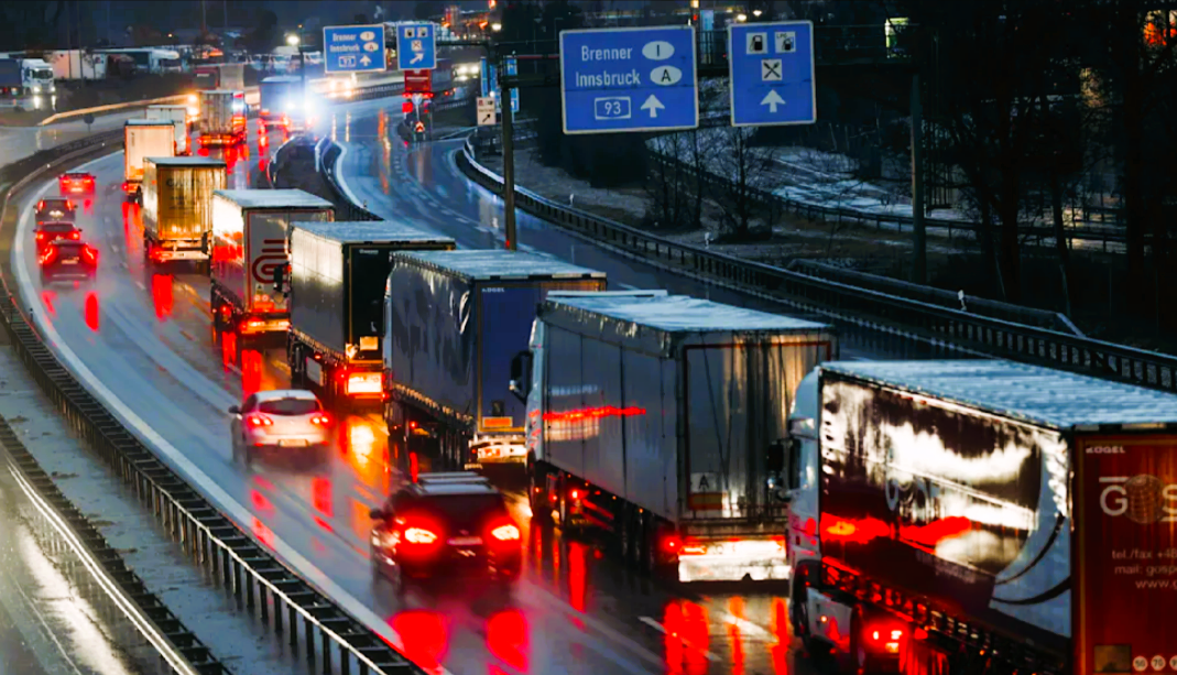 Massenkarambolage auf der Autobahn - Einsatzkräfte bestätigen 6 Verletzte - Autobahn mehrere Stunden gesperrt!