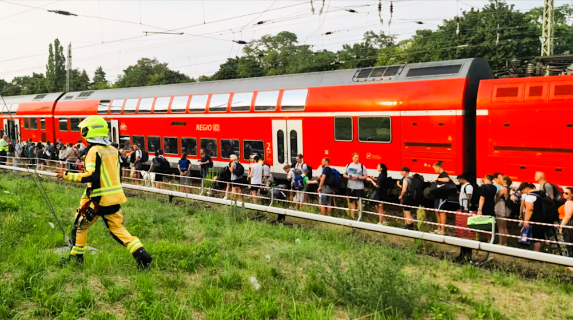 170 Fahrgäste aus Bahn evakuiert! Schwerer Zwischenfall - Polizei ermittelt!