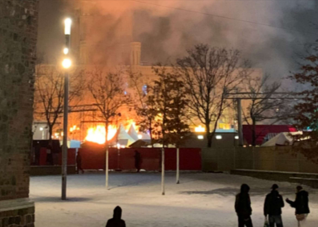 Explosionen und Feuer auf Weihnachtsmarkt! Evakuierung und Verletzte - was ist passiert?