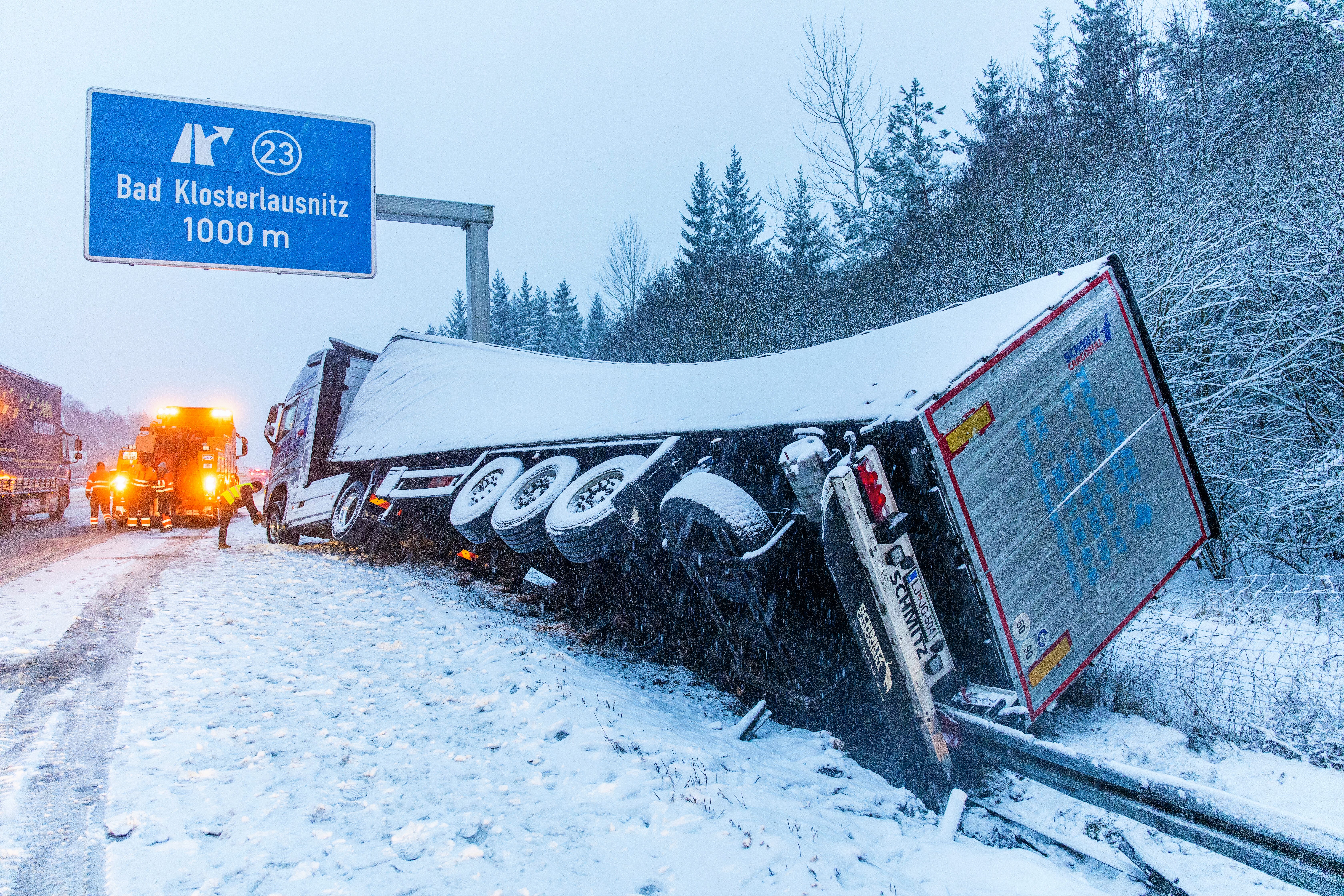Vollsperrung auf der Autobahn! 6 Verletzte - Kleintransporter mit Anhänger überschlägt sich