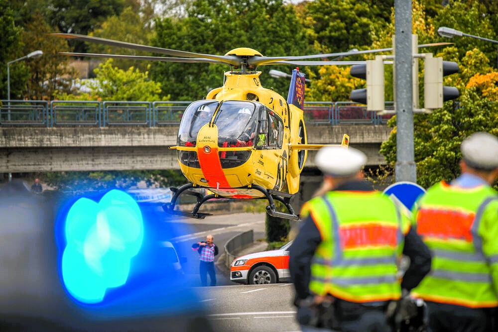 Auto rast in Bauerndemo - Demonstrant schwer verletzt! Hubschrauber im Einsatz