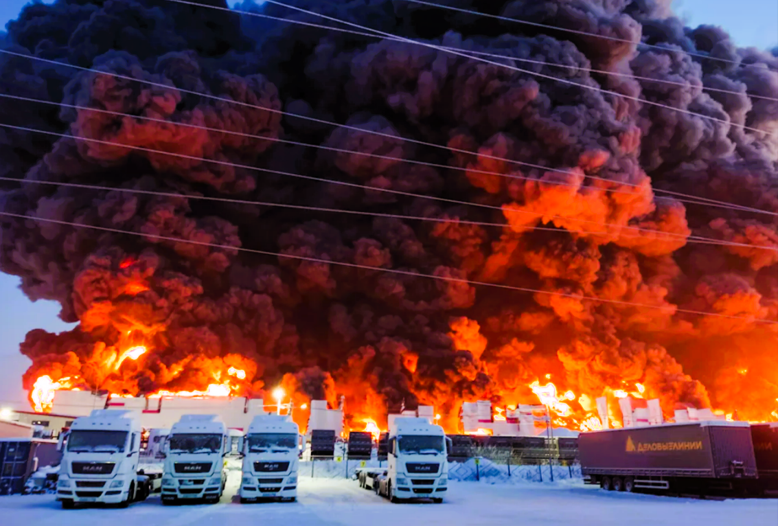 Flammenhölle in St. Petersburg! Russen-Amazon in hellen Flammen! War es Sabotage?