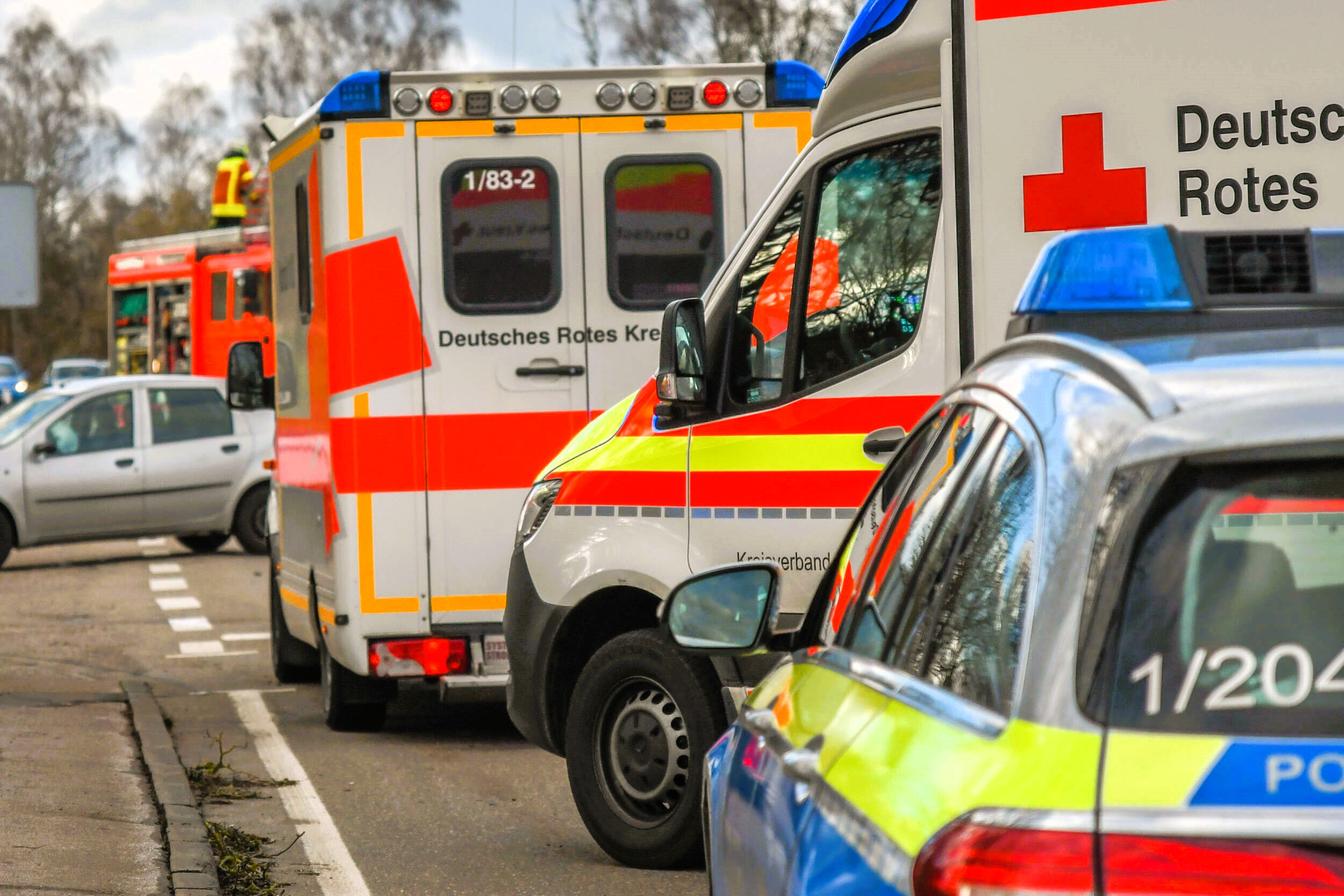 Linienbus rast in Bäckerei! Mehrere Menschen verletzt - Chaos am Unfallort!