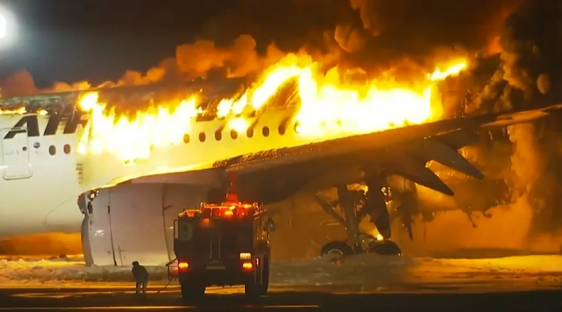 Schweres Flugzeugunglück - 280 Menschen in Angst, Airbus kollidiert mit Boeing und wird schwer beschädigt!