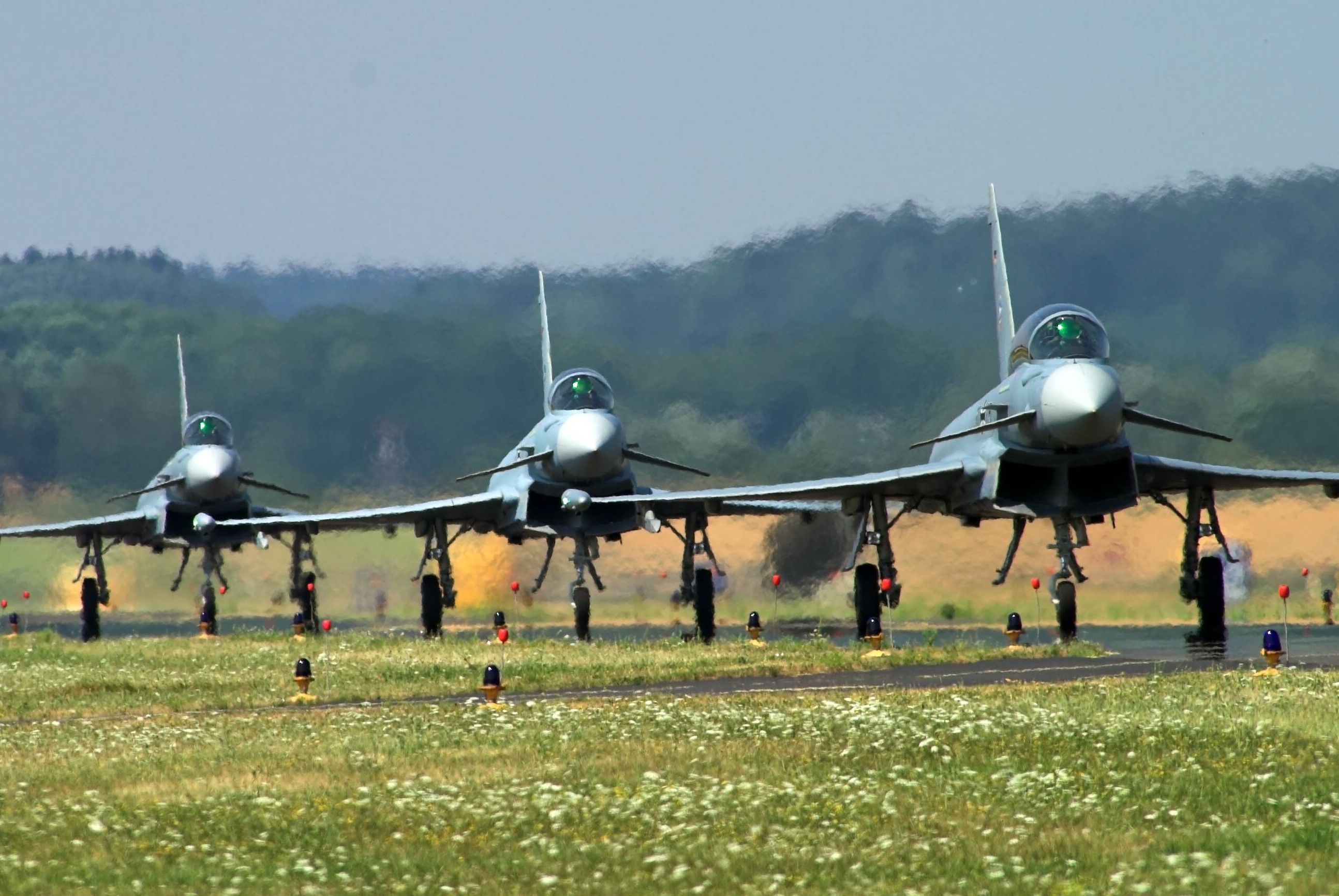 Kampfjets landen auf der Autobahn! Angst vor Putin - Jets starten und landen auf Autobahnabschnitt