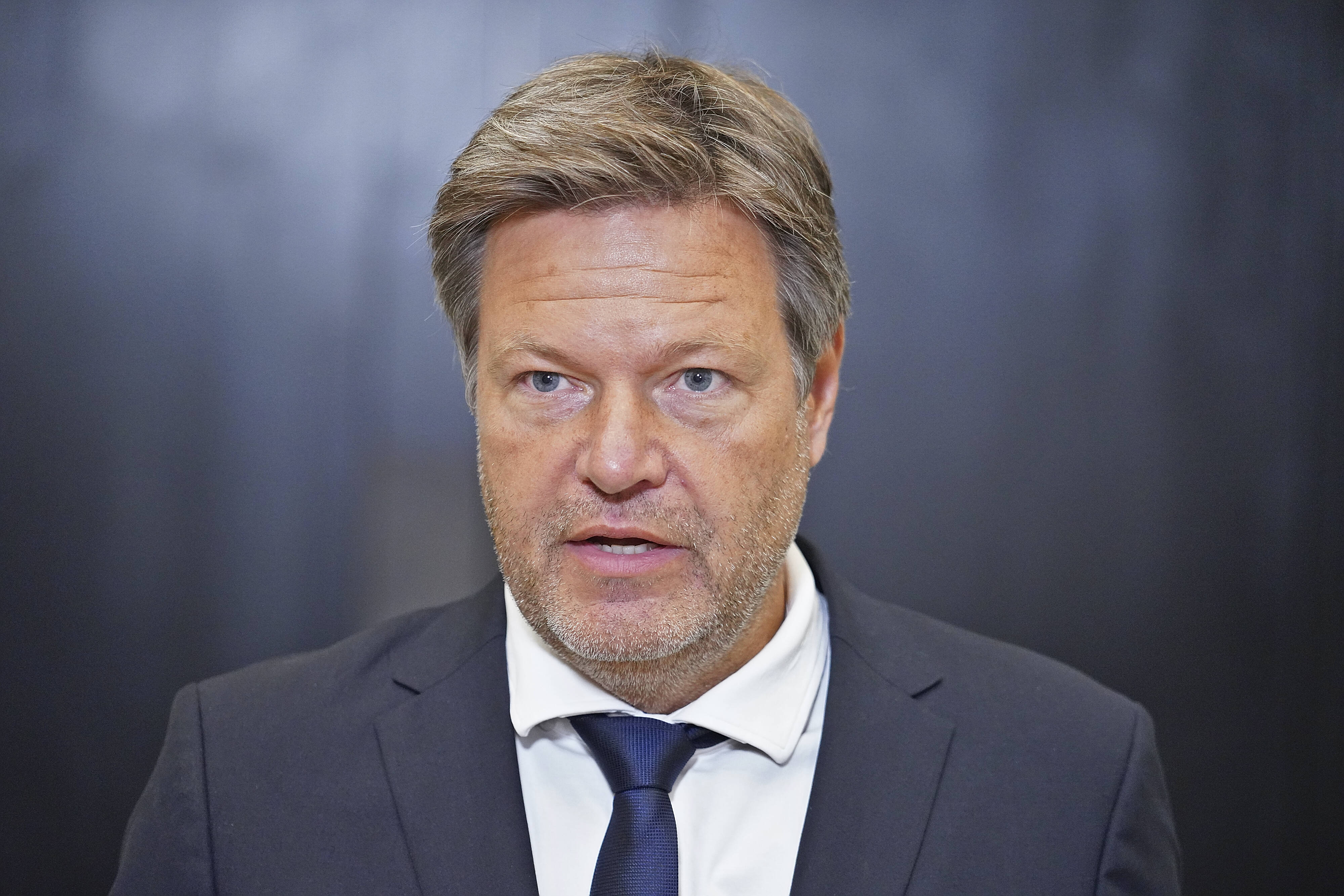 Habeck torpediert die deutsche Wirtschaft! Habecks Aussagen zu E-Autos ernten heftige Kritik