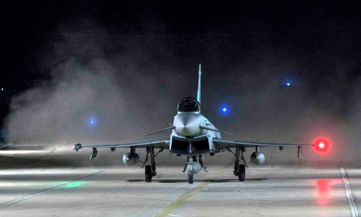 Deutscher Eurofighter muss notlanden! Großalarm am Flughafen Stuttgart