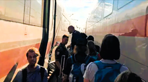 ICE evakuiert! 450 Passagiere auf die Schiene - Neue Panne bei der deutschen Bahn, was ist passiert?
