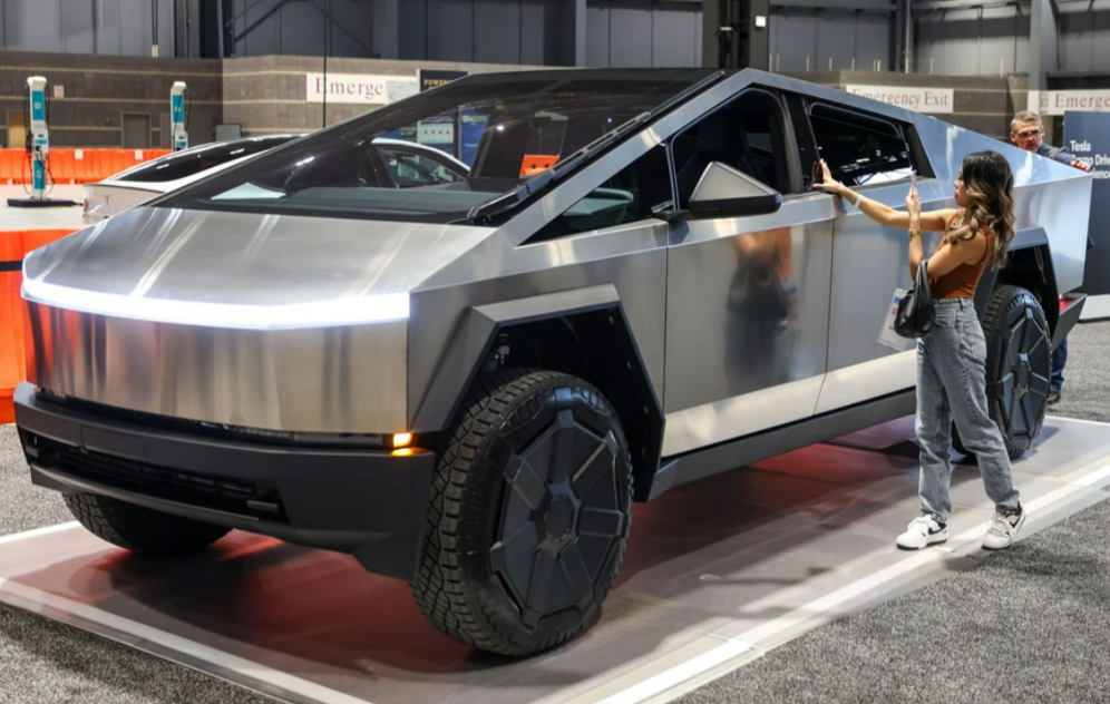 Tesla ruft ALLE Cybertrucks zurück, viele Prominente betroffen! Gefahr im Wagen!