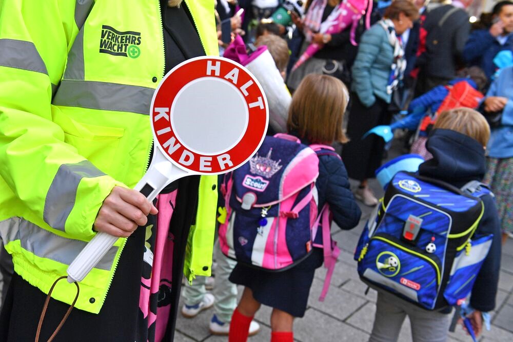 Auto rast in Schule - zwei Kinder tot! Autofahrerin wird freigelassen - Eltern verzweifelt!
