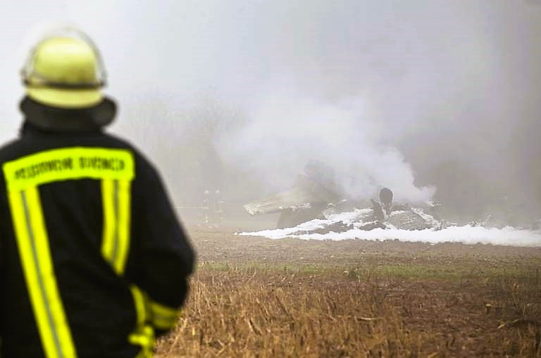 Flugzeug stürzt nahe Flugplatz ab - 2 Todesopfer bestätigt Rettungskräfte eilen zur Unfallstelle