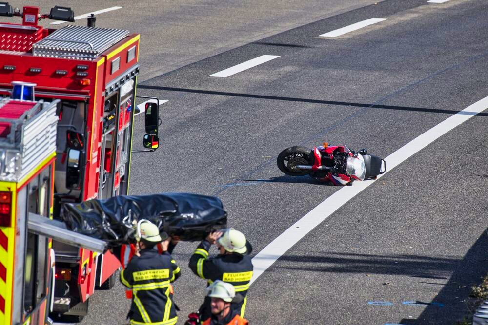 Tödlicher Unfall auf der Landstraße - Biker kommt auf Gegenfahrbahn und kollidiert frontal mit PKW