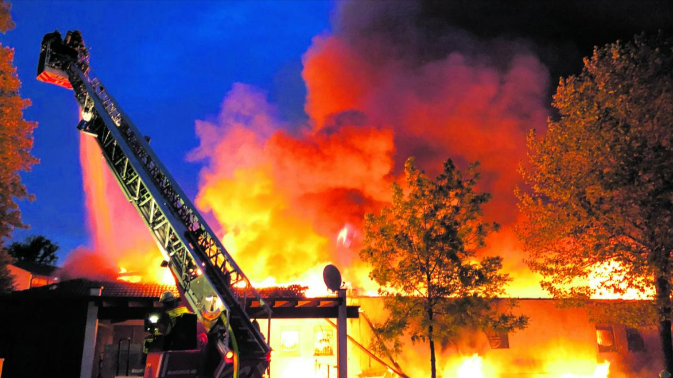 Großbrand verursacht riesige Rauchwolke - Wohnviertel musste evakuiert werden