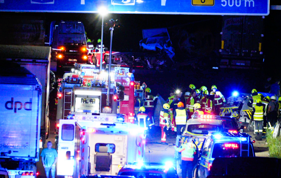 Horror-Unfall auf der Autobahn: Drei Menschen sterben bei Massencrash