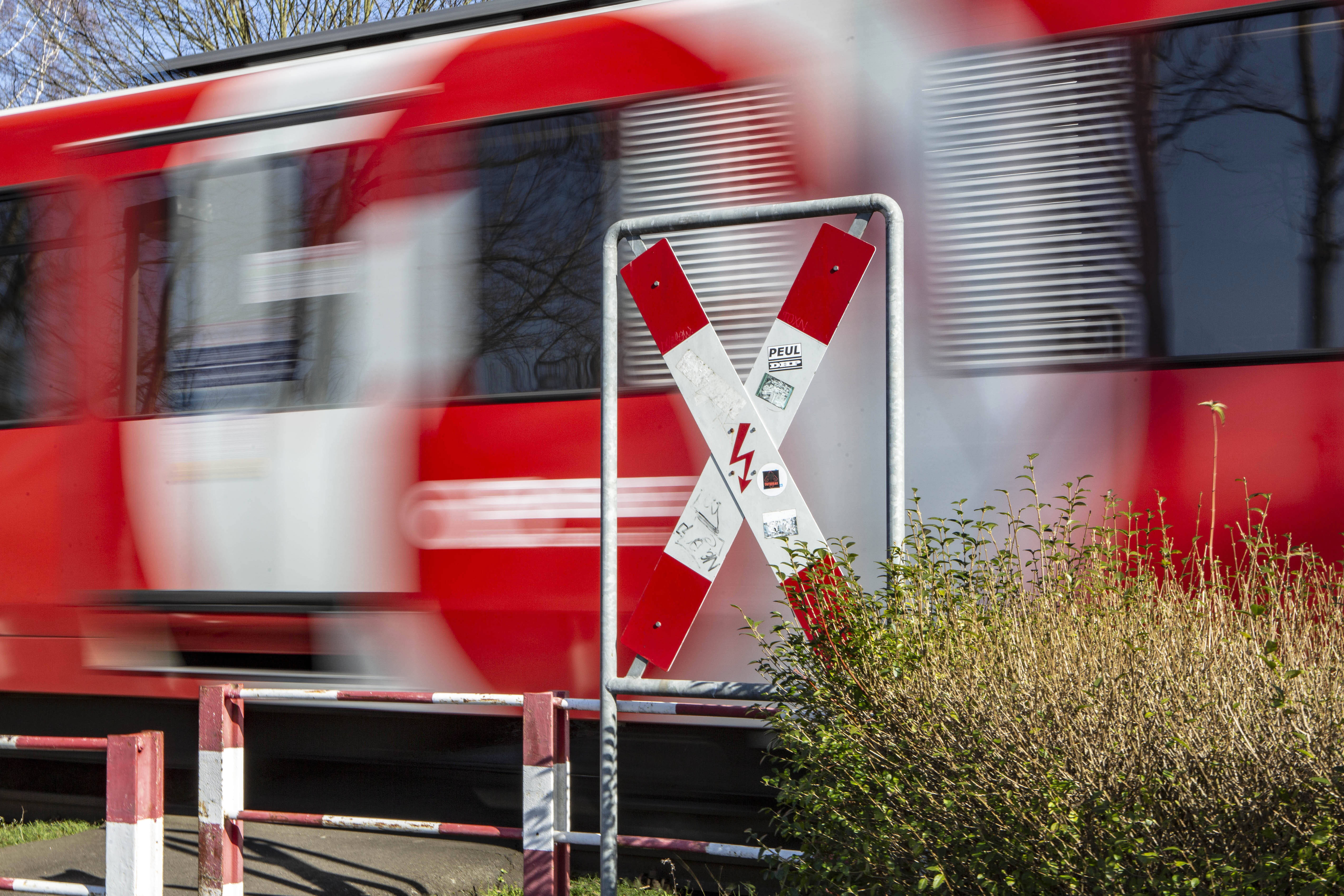 Tödliches Zugunglück in Deutschland! Regionalzug kollidiert mit Krankenwagen - Patient stirbt