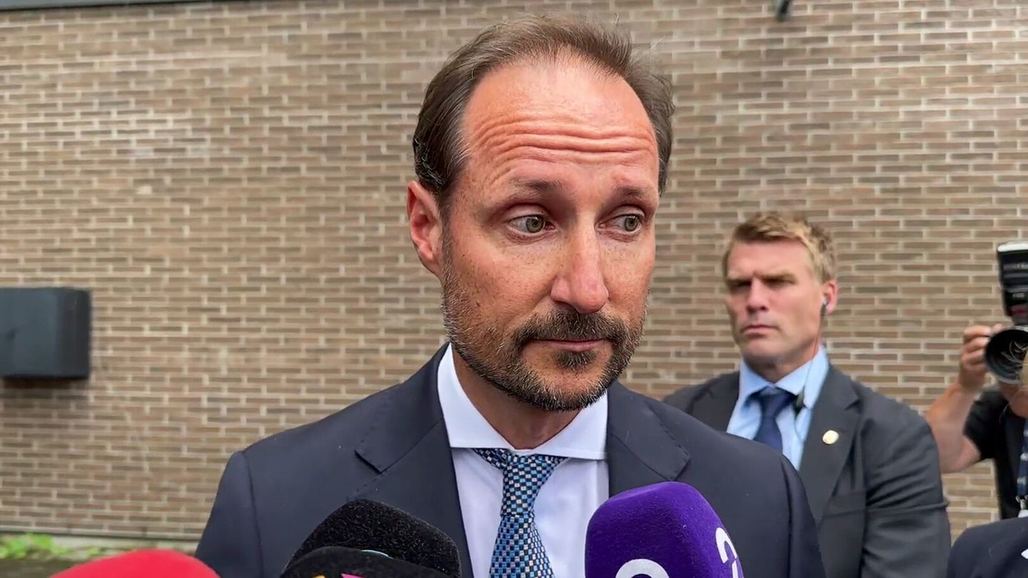 Ale Kronprinz Haakon erstmals wieder vor die Kamera tritt, ist die Veränderung nicht zu übersehen!