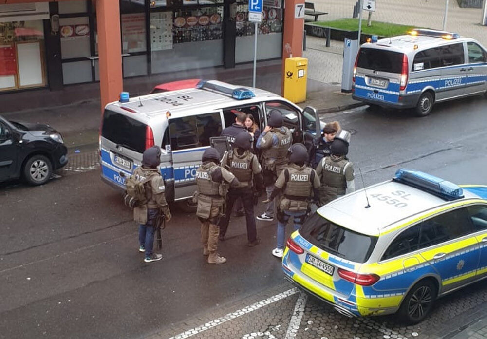 Zwei Männer tot in Vorraum von Sparkasse entdeckt! Mysteriöse Todesfälle in Schleswig-Flensburg!