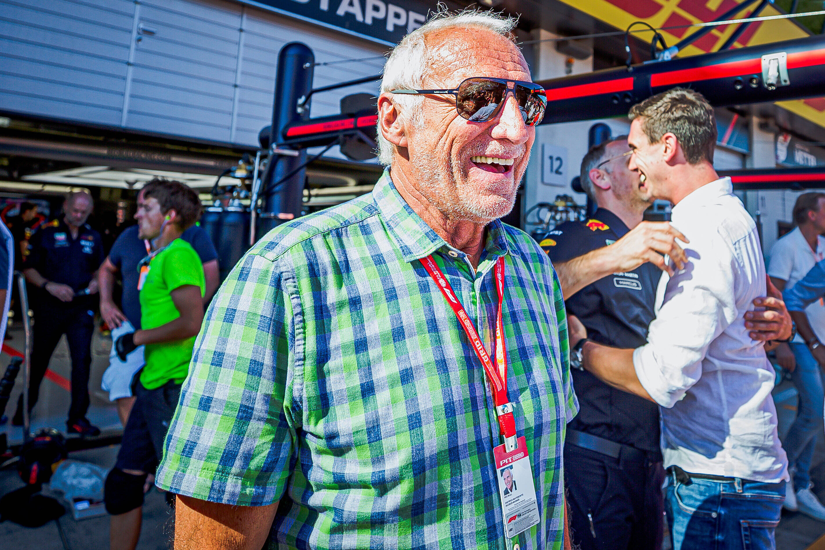 Verstorbener Red-Bull-Boss Dietrich Mateschitz macht den Mitarbeitern zum Abschied dieses geschenk!
