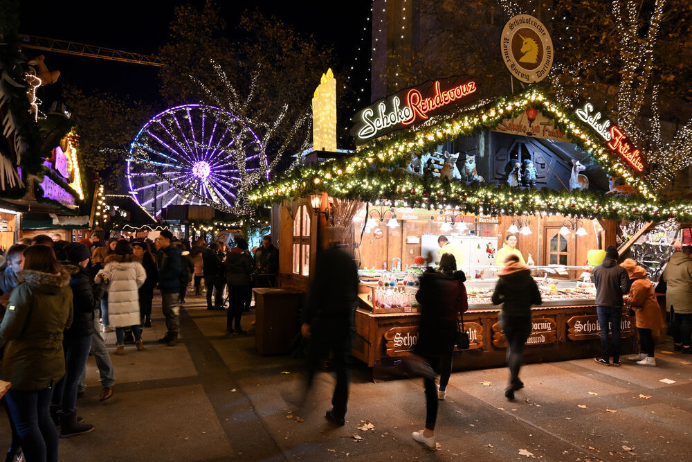 Auto rast in Weihnachtsmarkt in Düsseldorf - mehrere Schwerverletzte! Erinnerungen an Berlin werden wach!