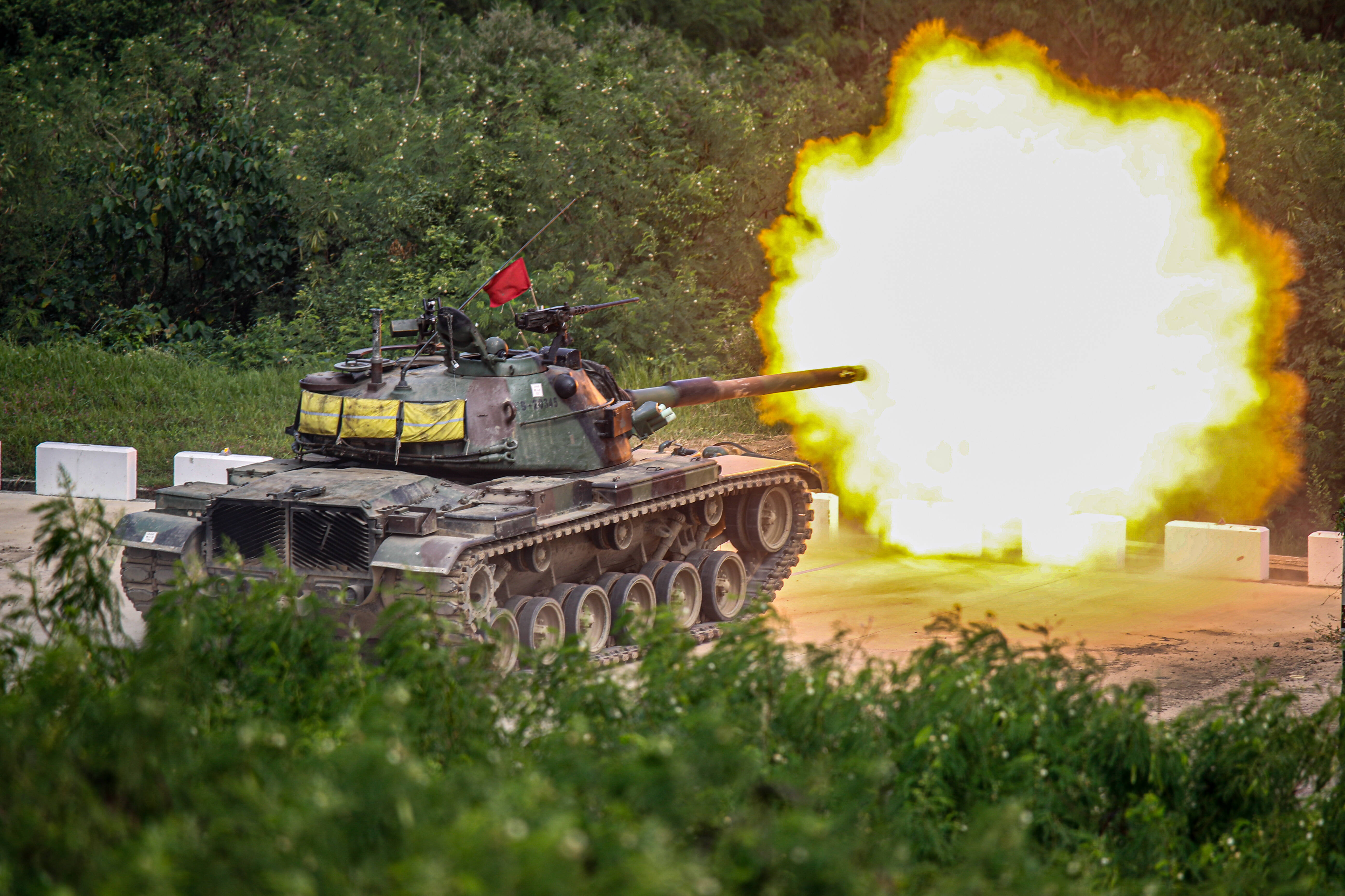 Video von der Front! Russische Panzer in Flammen - er wurde auf der Flucht zerstört