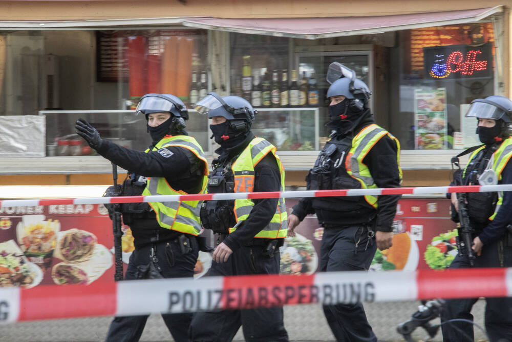 Polizei warnt die Bevölkerung! Brutaler Raubüberfall auf  Juweliergeschäft - Täter auf der Flucht!