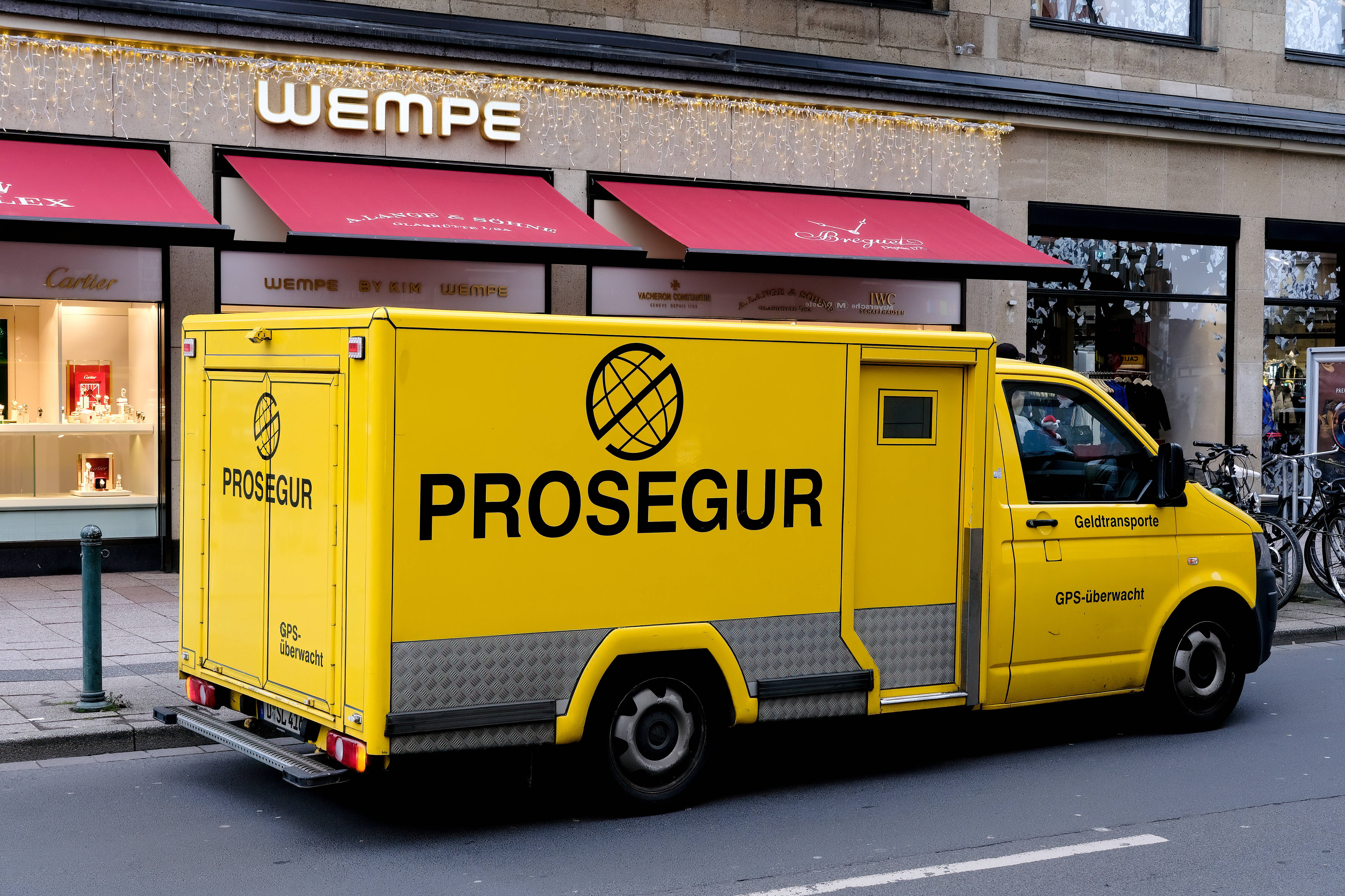 Überfall auf Geldtransporter am Silvestermorgen - Täter erbeuten mehr als hunderttausend Euro