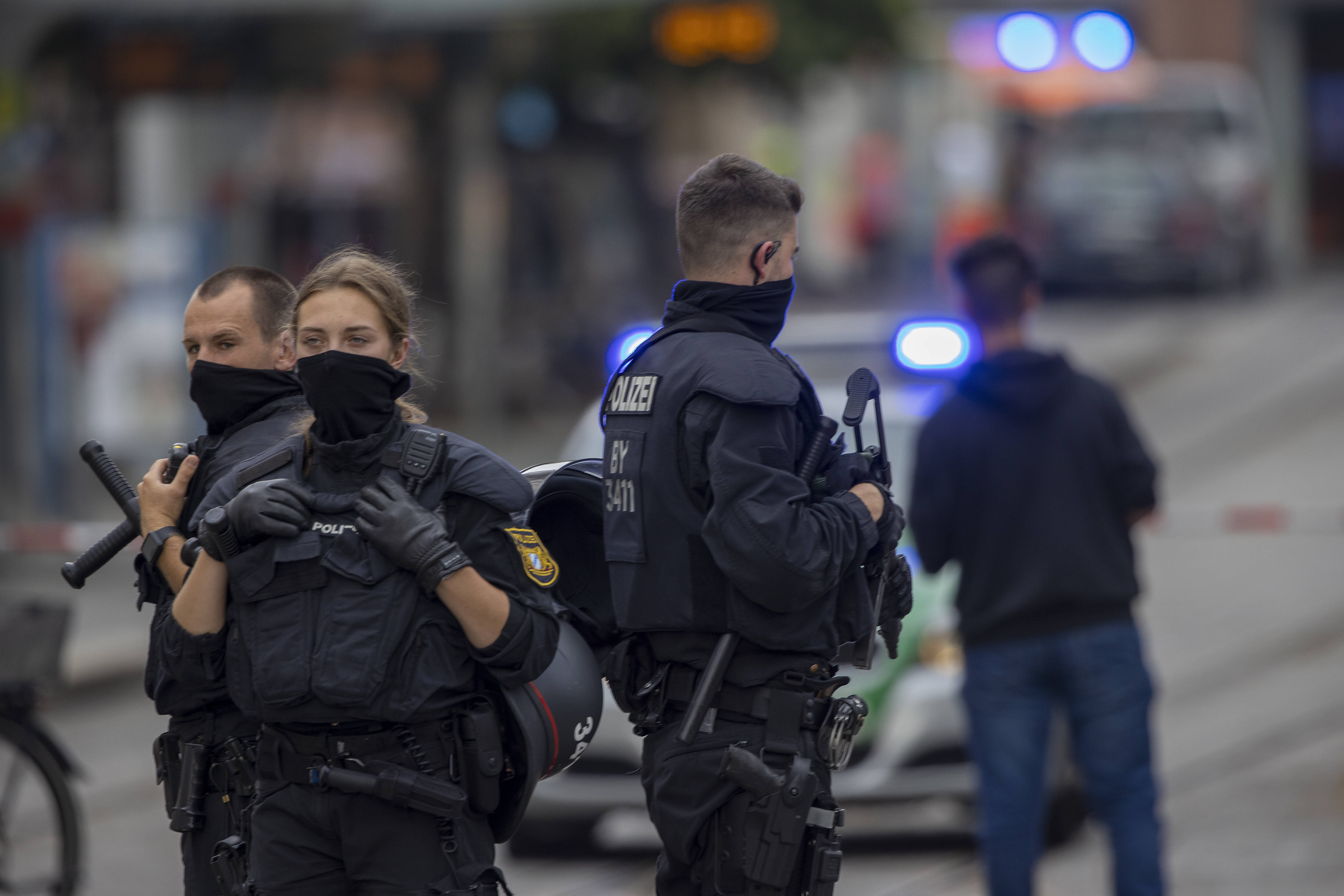 Amokalarm an Schule! SEK riegelt Schulgelände ab!