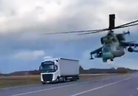 Dramatisches Video! Hubschrauberkampf! Russischer Hubschrauber im Tiefflug unter Beschuss auf der Flucht! 