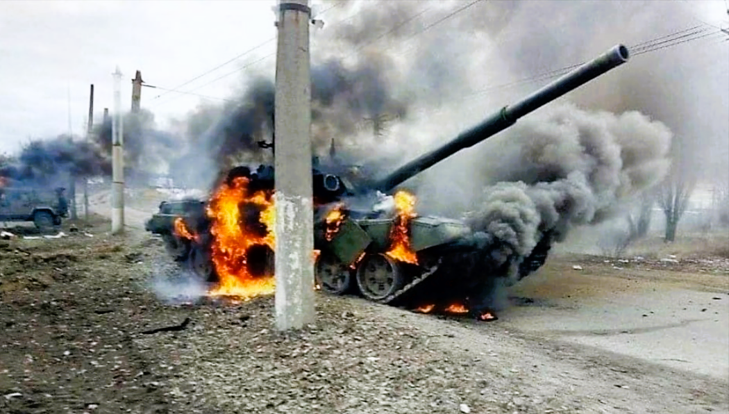 Dramatisches Video▶️ Ukrainischer Soldat zerstört russischen Panzer im Alleingang - aus nächster Nähe!