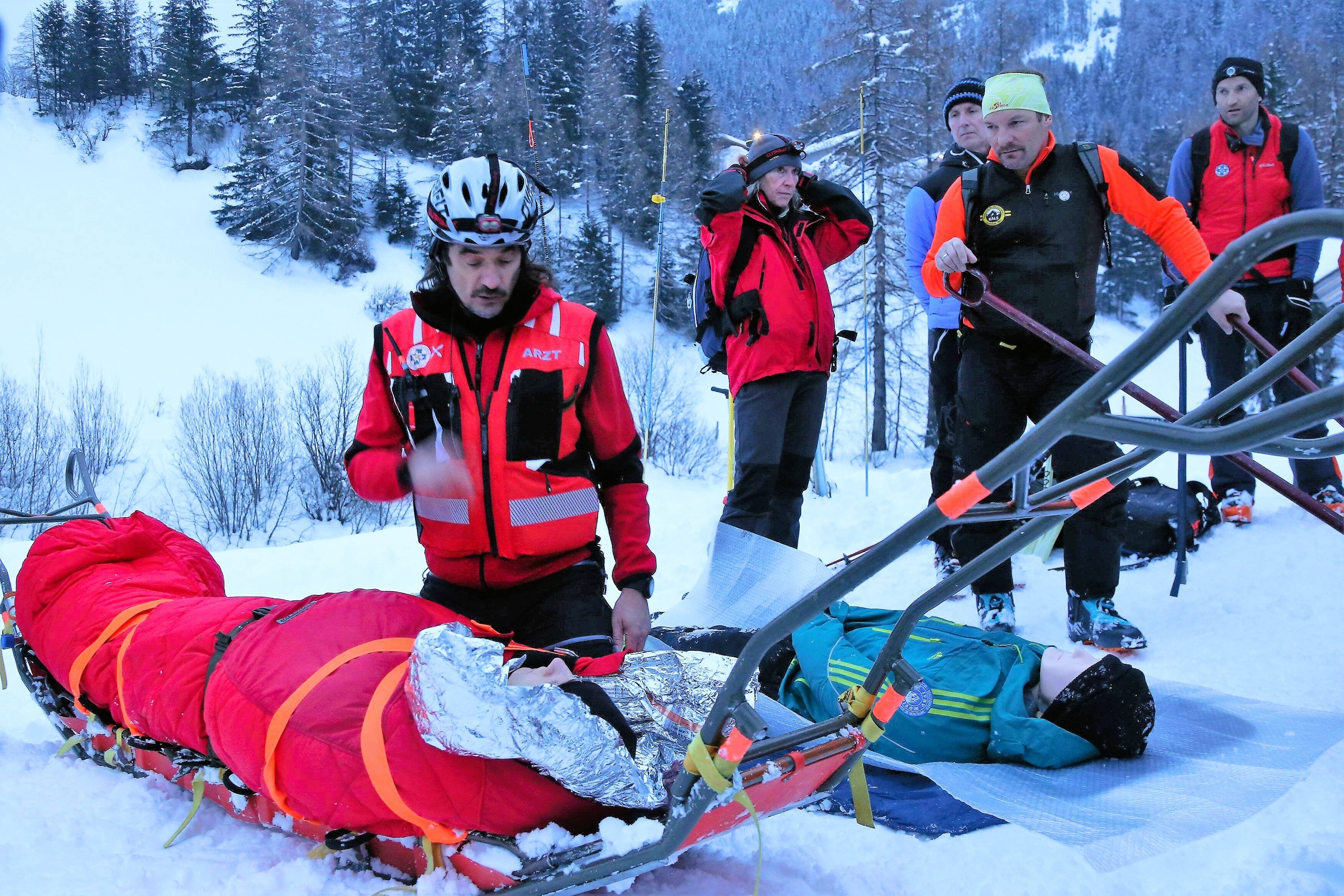 Lawine geht auf Skipiste nieder - Suche nach Verschütteten läuft!