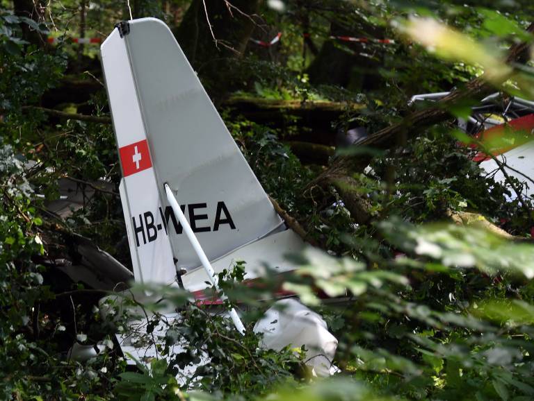 Flugzeugabsturz über Deutschland! Es gibt Tote, Rettungskräfte an Absturzstelle eingetroffen!