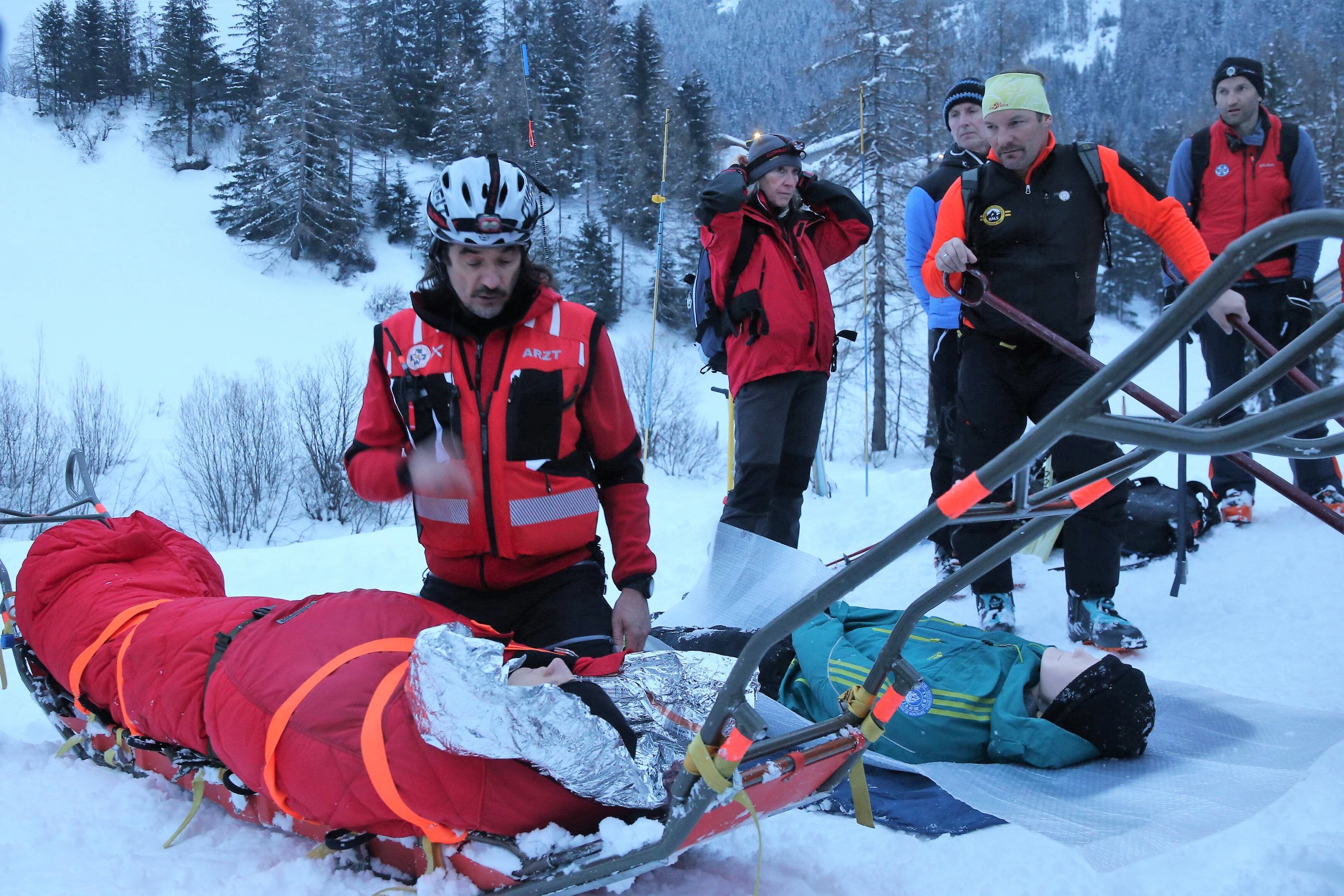 Österreich - Lawine reißt 5 Skifahrer mit! Mehrere Menschen verschüttet!