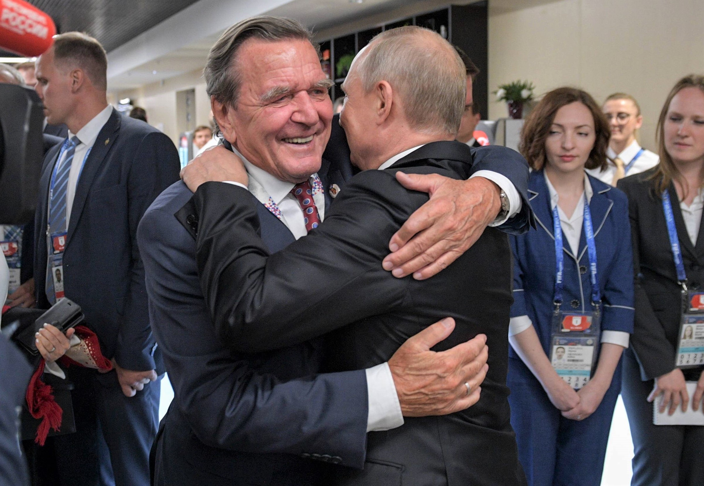 Gerhard Schröder verklagt Deutschland! Alt-Kanzler zerstört endgültig seinen Ruf!