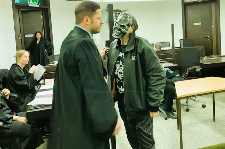 Mann stürmt mit Totenmaske in den Gerichtssaal! Schock im Stuttgarter Landgericht!