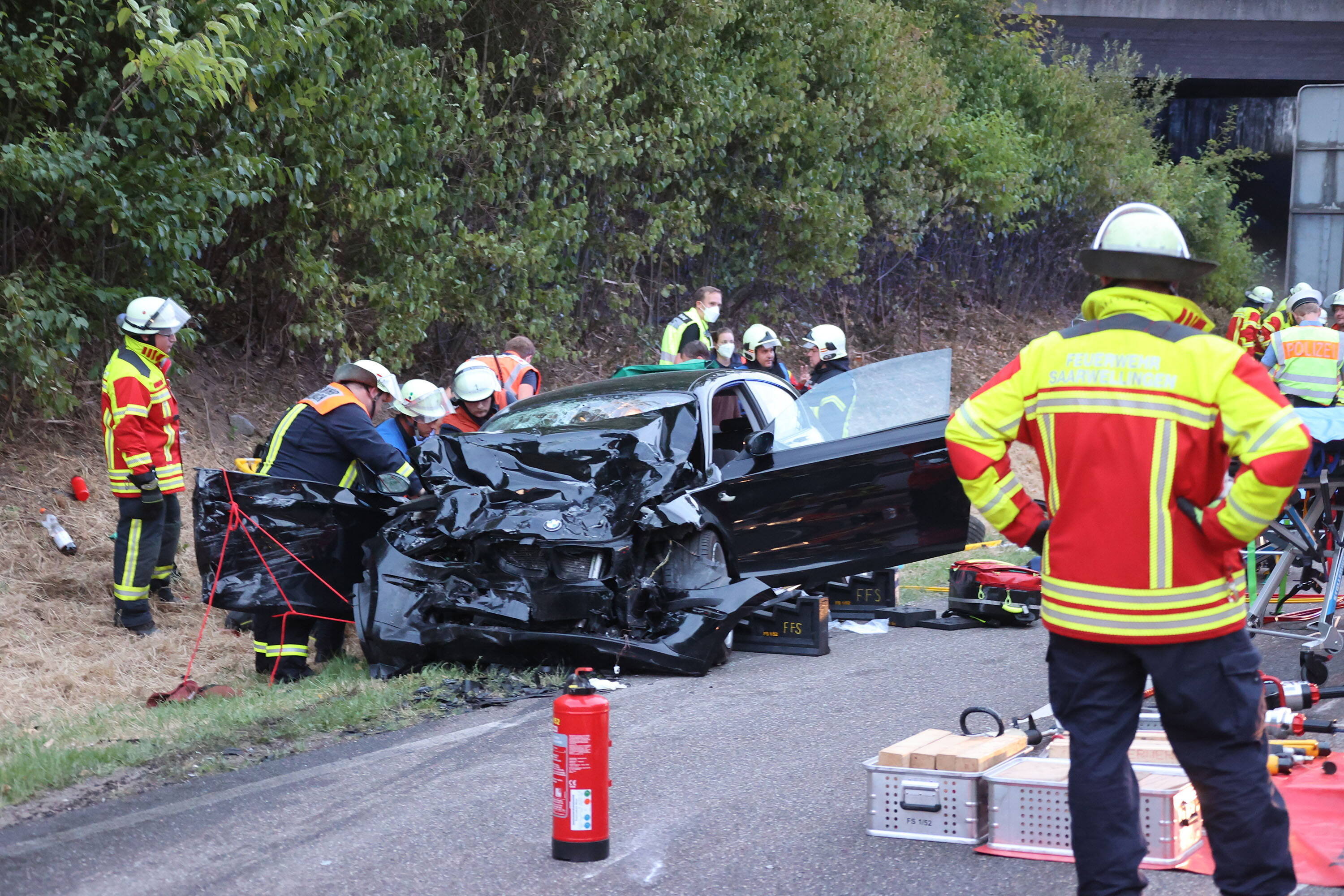 Unfall-Tragödie! Vater und Sohn sterben im Autowrack - Drama am Vatertag! Vollsperrung.